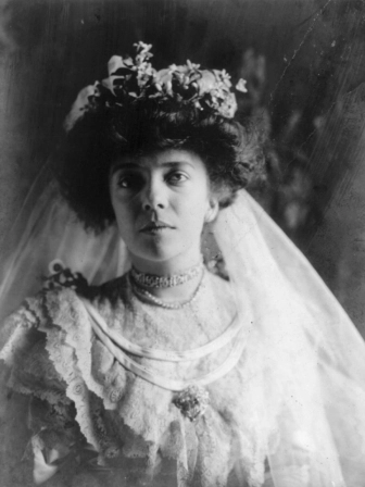Frances Benjamin Johnston's wedding portrait of Alice Roosevelt, 1906